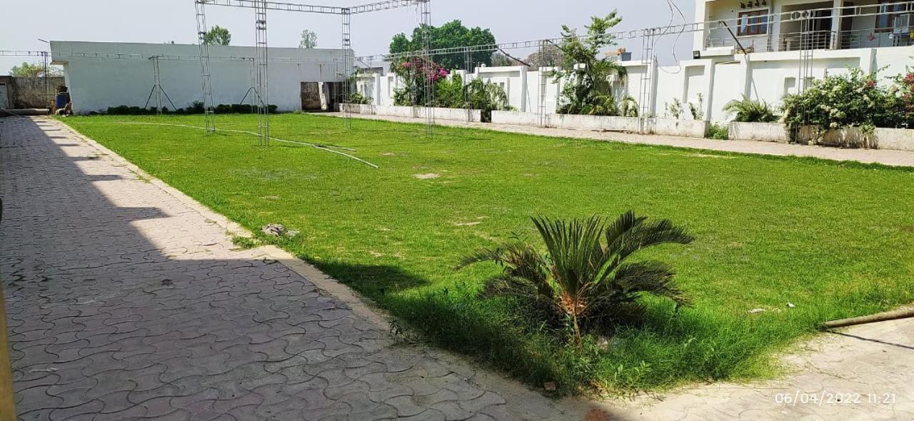 Bhagwan Hotel Gonda Esterno foto